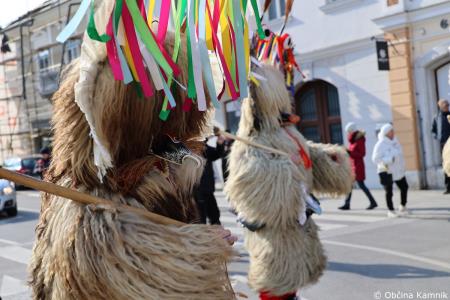Kamnik so obiskali koranti iz Zamušanov pri Ptuju in v mestno jedro privabili nepregledno množico, željno ogleda tradicionalne pustne šege (37)